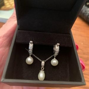 Zales 3 piece sterling and pearl necklace/earrings NWT